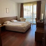 & Relax In Bellevue Хотел